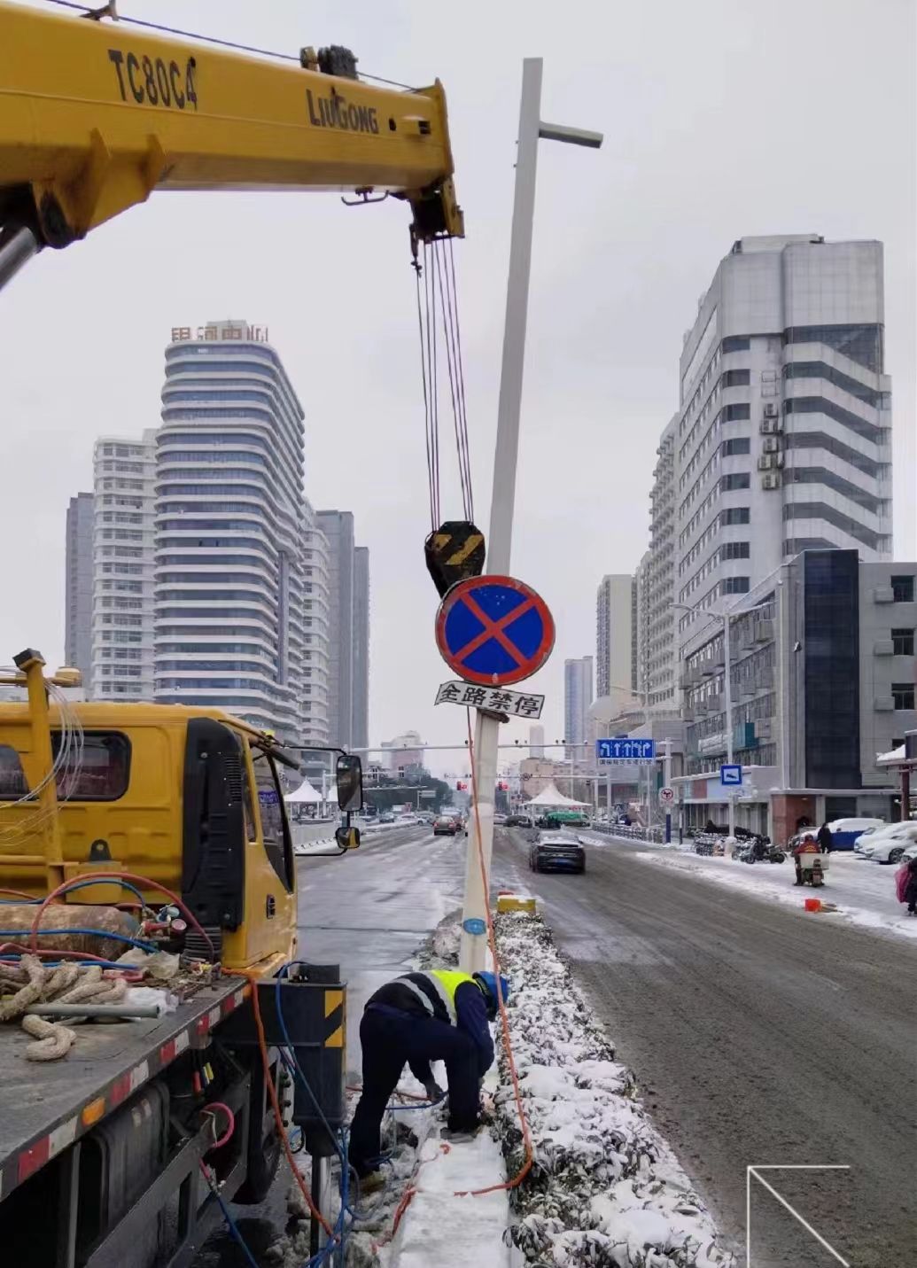 b体育网页版在线登录：蚌埠市路灯管理所全力做好低温雨雪冰冻天气照明保障工作(图1)